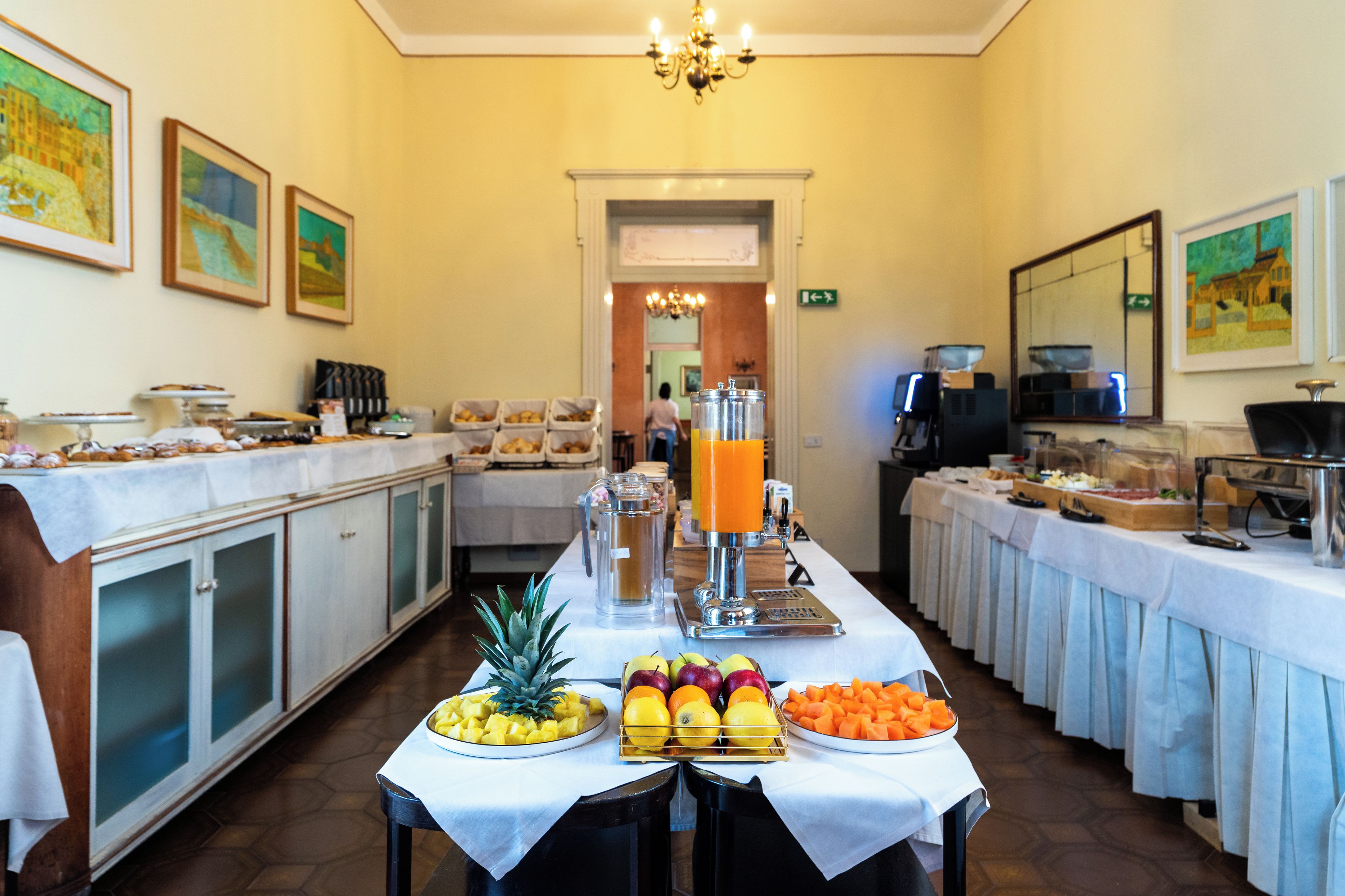Ein reichhaltiges Buffet mit verschiedenen Speisen und einem Saftspender.