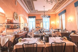 Déjeuner et dîner servis sur place