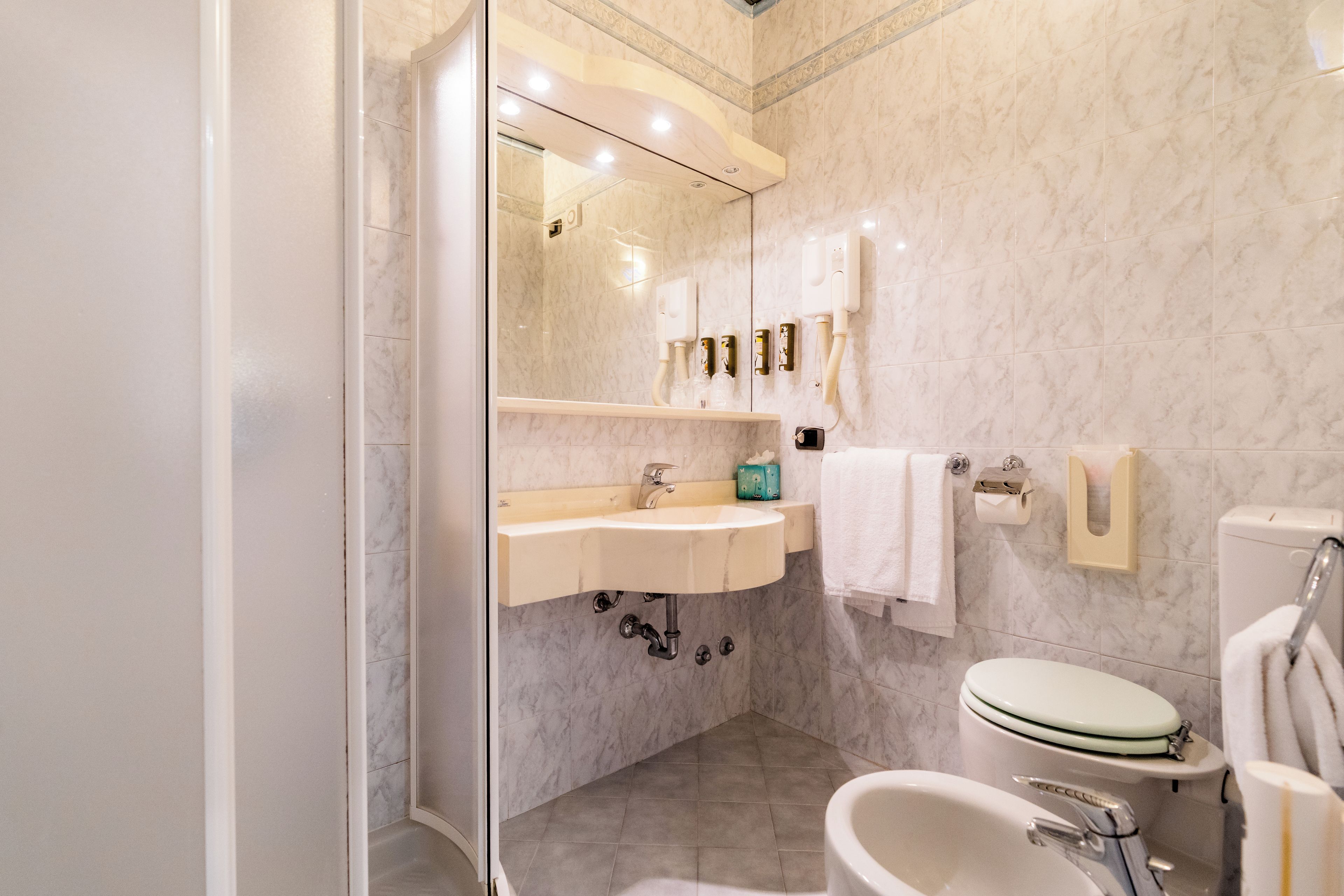 Une salle de bain moderne avec une douche à parois de verre, un meuble-lavabo et des toilettes.