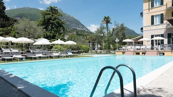 Utomhuspool, parasoller och solstolar