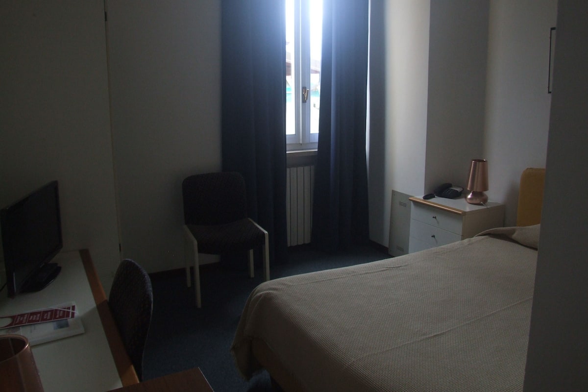 Chambre Simple | Minibar, coffres-forts dans les chambres, bureau, Wi-Fi gratuit