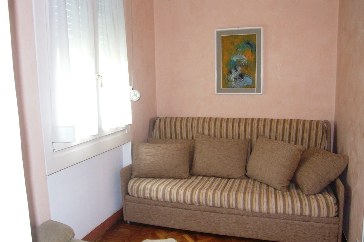 family room | minibar, in-room safe, desk, free wifi