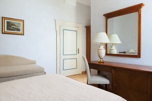 Dobbeltrom – comfort | Minibar, safe på rommet, skrivebord og wi-fi (inkludert)