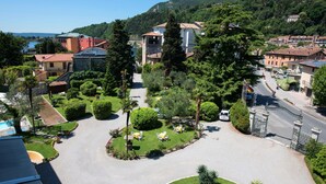 A hotel with a central courtyard, surrounded by lush greenery and a mountain backdrop.
