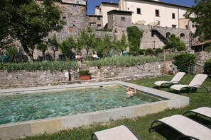 Una piscina al aire libre de temporada (de 08:00 a 19:00), tumbonas