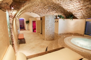 Sauna seca, banheira de hidromassagem