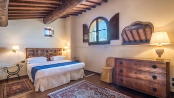 Une chambre à coucher avec un lit en bois, une commode, une chaise et une fenêtre donnant sur un beau paysage.