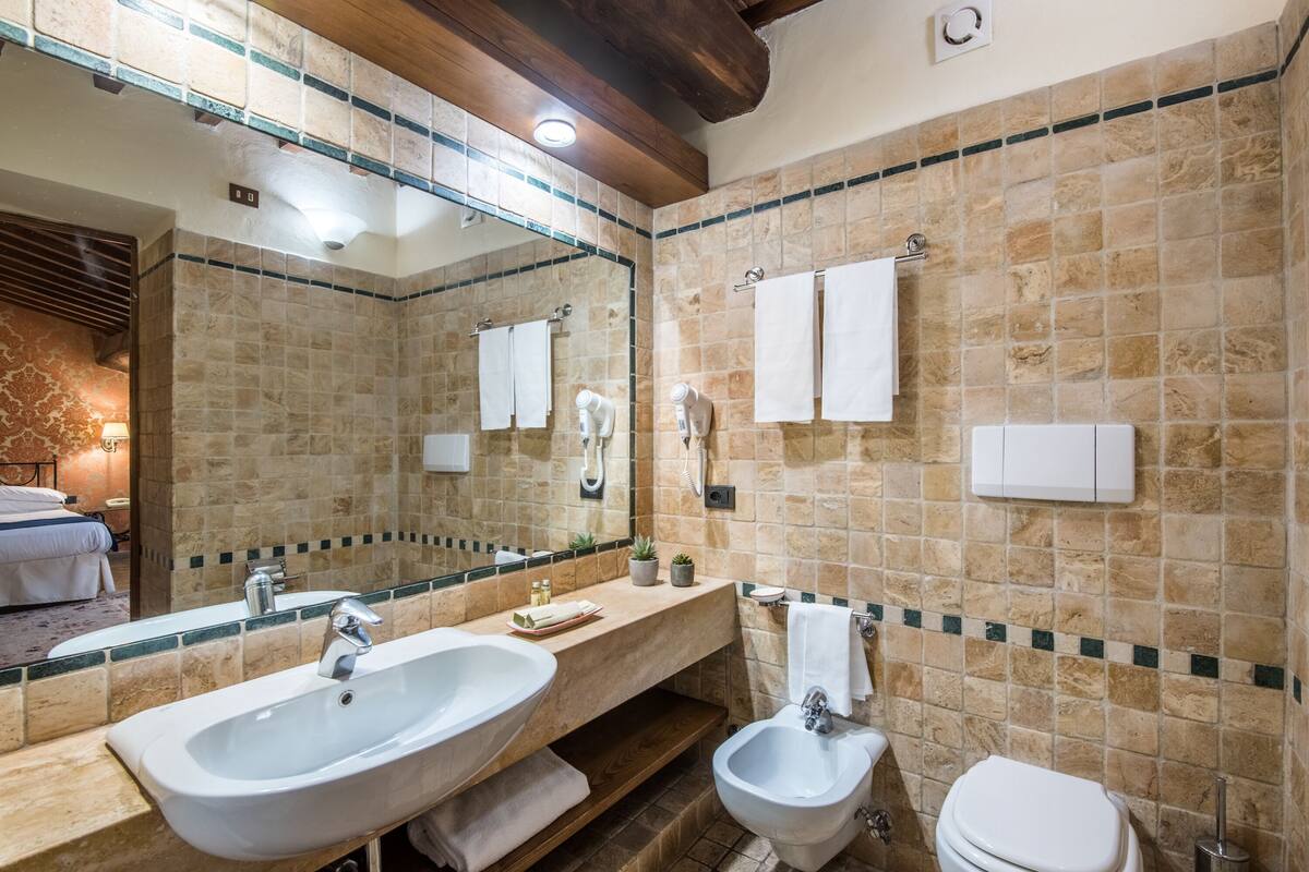 classic double or twin room, city view | bathroom | free toiletries, hair dryer, slippers, bidet