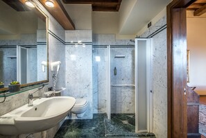 免費盥洗用品、吹風機、拖鞋、坐浴桶