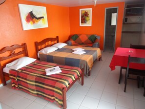 Habitació triple de luxe, vistes a l'oceà | Minibar i caixa forta a l'habitació 