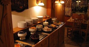 Café da manhã com buffet todos os dias (EUR 10.00 por pessoa) 