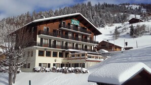 A multi-story hotel with balconies and a sign reading "HOTEL LE GOTTY". - Le Gotty (La Clusaz)