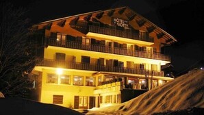 A multi-story hotel with balconies and a sign reading "HOTEL GOTTY". - Le Gotty (La Clusaz)