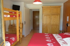 Individually furnished, desk, blackout curtains, free cots/infant beds