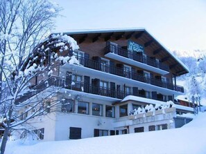 A multi-story hotel with balconies and a sign reading "HOTEL LE GOTTY". - Le Gotty (La Clusaz)