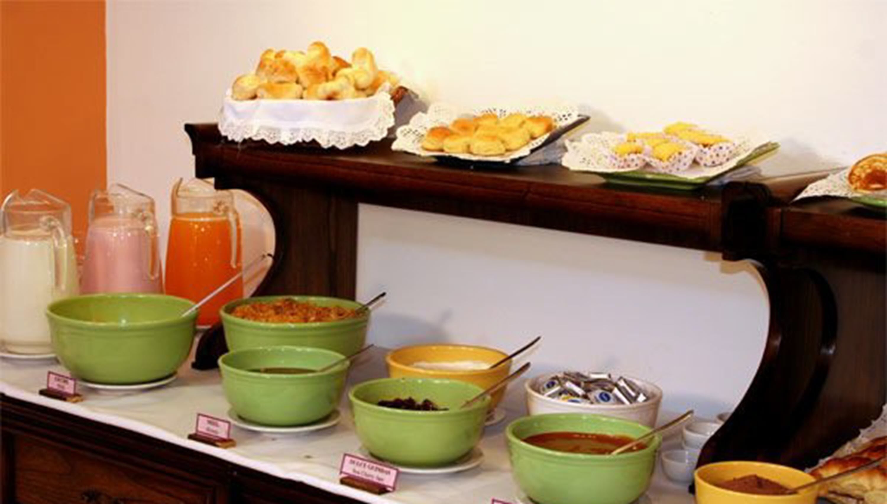 Une table de buffet proposant divers plats et accompagnements.