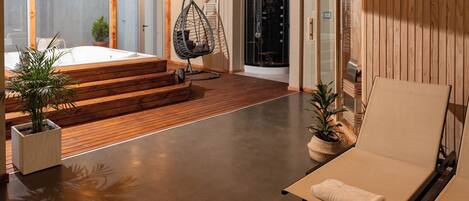 Ein modernes Interieur mit Holzterrasse, Hängesessel, Sauna und einer Lounge-Ecke.
