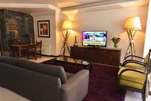 Lobby sitting area - Crans Montana Hotel (San Carlos de Bariloche)