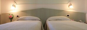 Desk, blackout curtains, cots/infant beds, free WiFi - I Ginepri (Quartucciu)