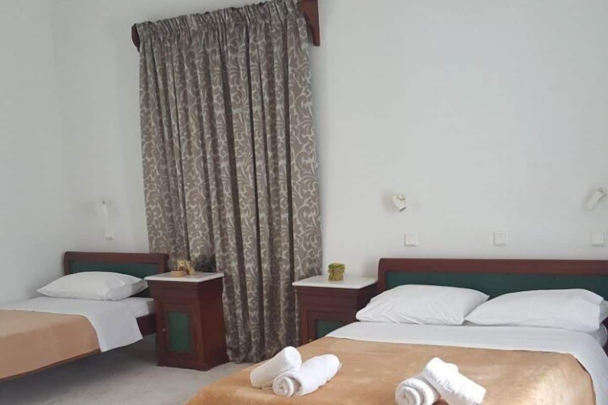 Standard Triple Studio | In-room safe, blackout drapes, soundproofing, WiFi (free)
