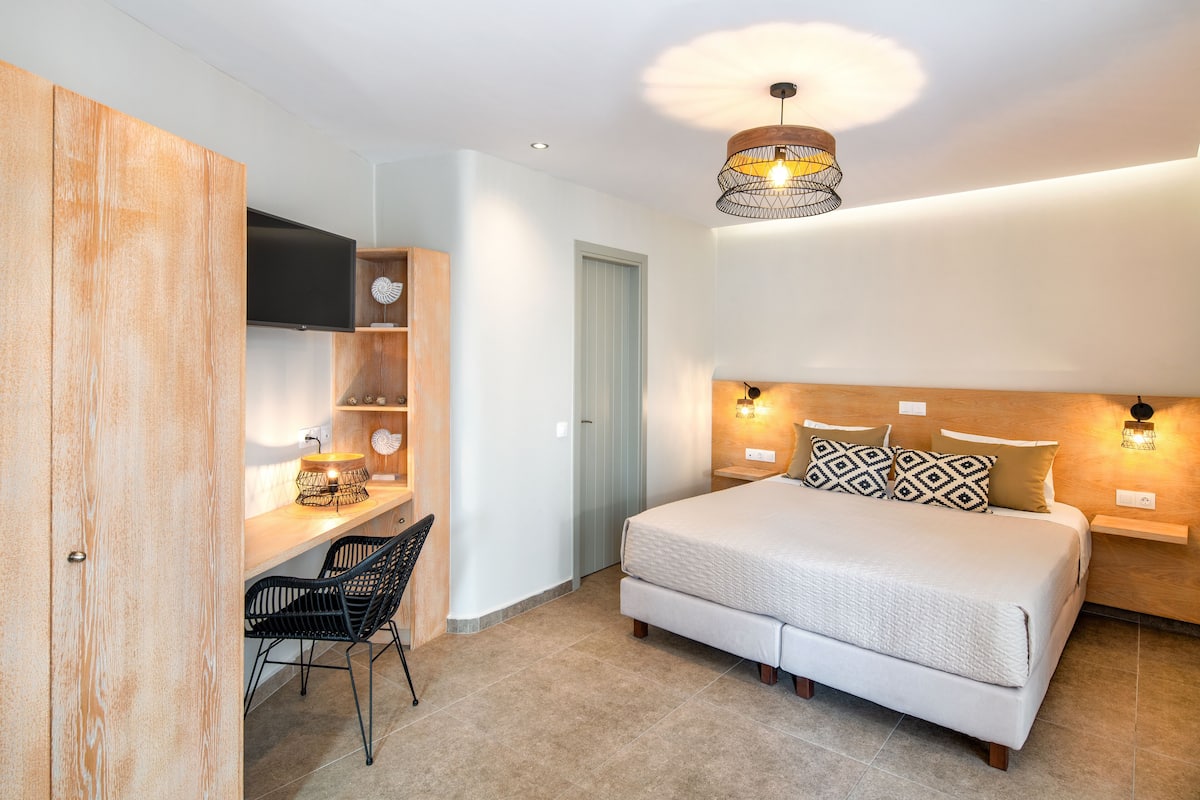 Superior Double or Twin with Spa Bath | In-room safe, blackout drapes, soundproofing, WiFi (free)
