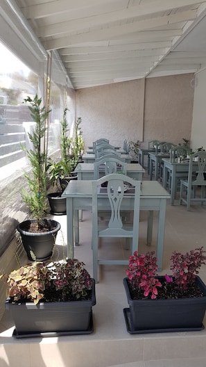 Outdoor dining - Fomithea (Santorini)