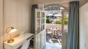 Room - Fomithea (Santorini)