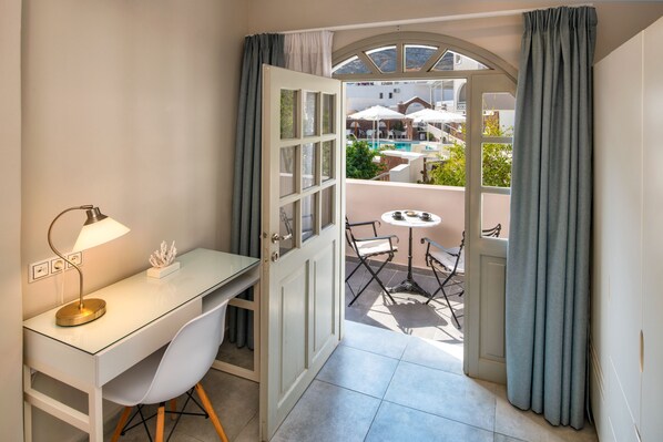 خزنة داخل الغرفة وستائر تعتيم وتجهيزات عازلة للصوت وواي فاي مجانًا