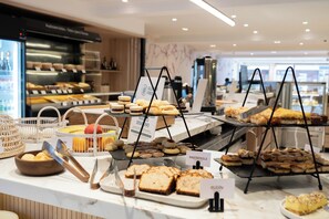 Un bufé con diversos alimentos y utensilios.