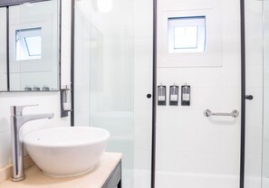 Bañera con ducha, bañera profunda, cabezal de ducha tipo lluvia