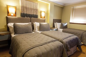 Habitación triple estándar, 1 habitación | 6 dormitorios, ropa de cama de alta calidad, minibar y caja fuerte