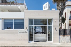 Un edificio moderno con un restaurante llamado 'Centosedici' en la planta baja.