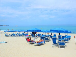 Private beach, sun loungers, beach umbrellas, beach towels - Blu Tropical Resort (Zambrone)