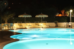 Outdoor spa tub - Blu Tropical Resort (Zambrone)