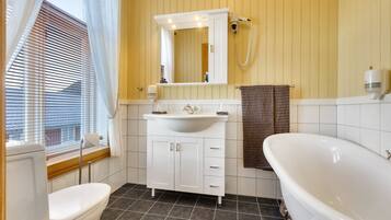 Un baño con inodoro, lavamanos y bañera.