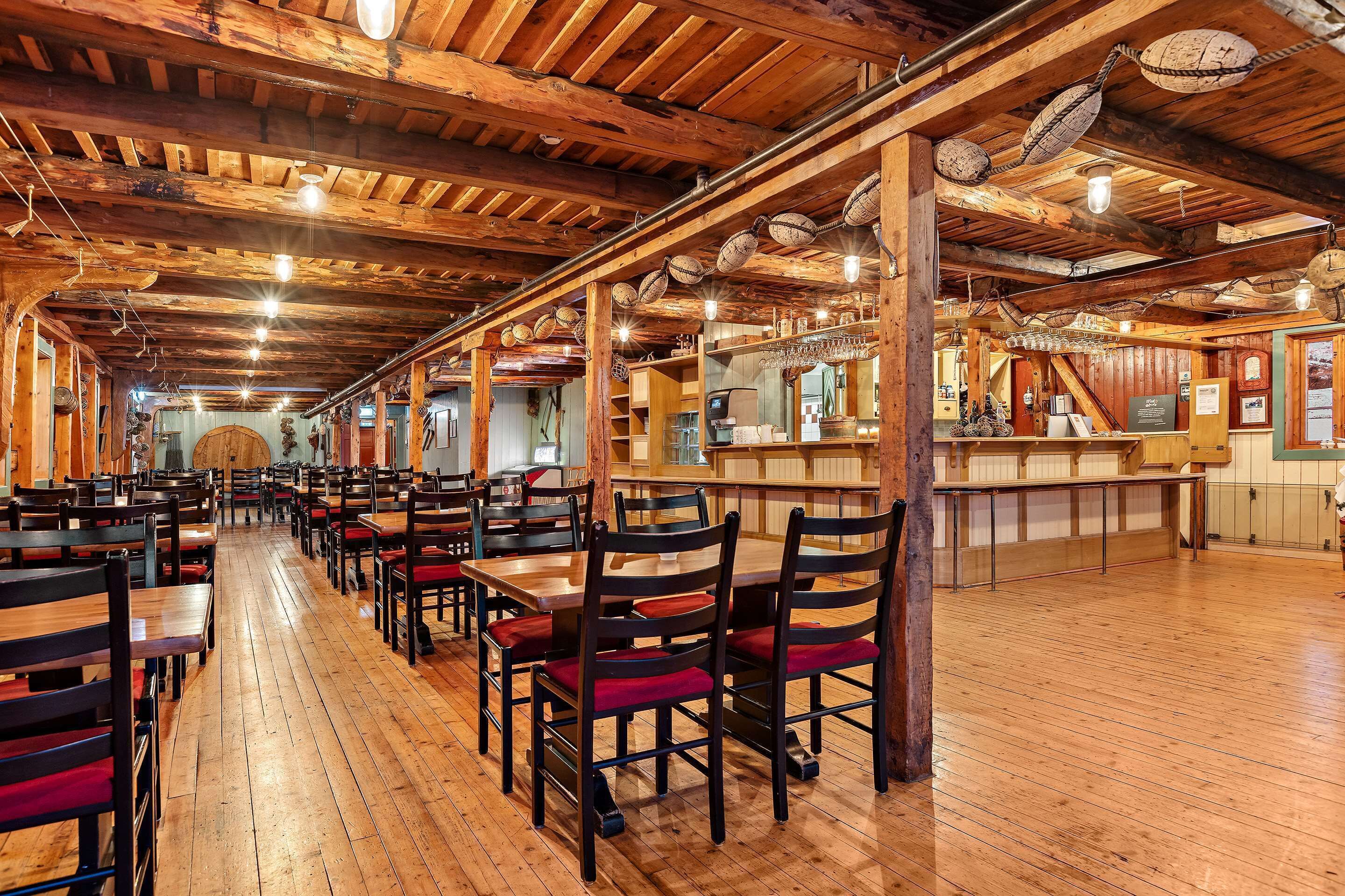 供应早餐、午餐和晚餐，海滩景观