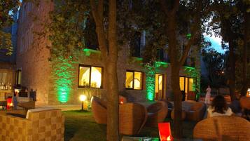 Bar (trong khuôn viên)