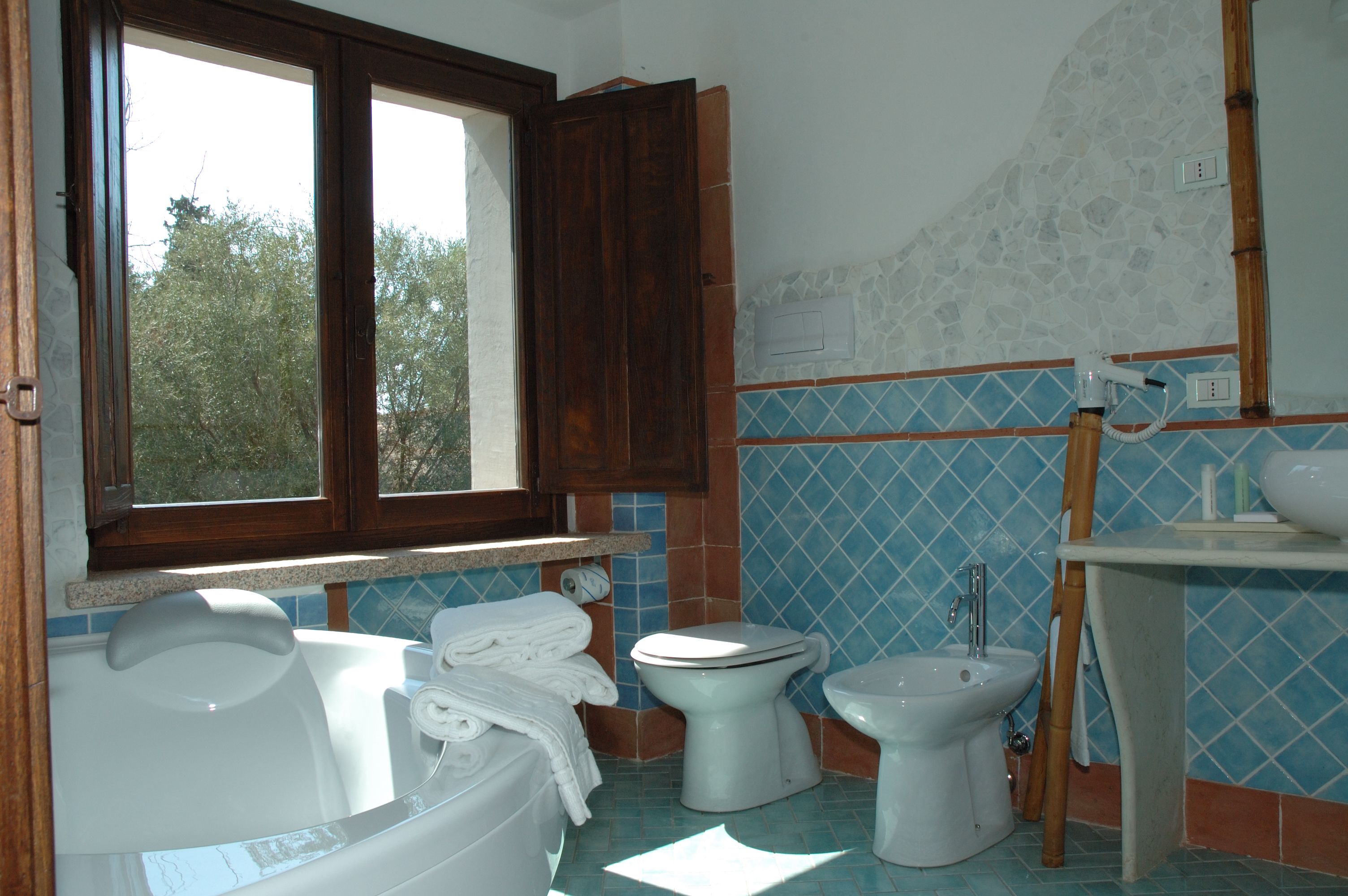 junior room | bathroom | designer toiletries, hair dryer, bathrobes, bidet