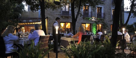 Souper servi sur place, vue sur le jardin