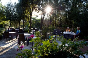 Middag serveres, utsikt mot hagen 