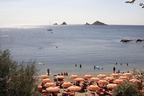 Privat strand og 2 strandbarer