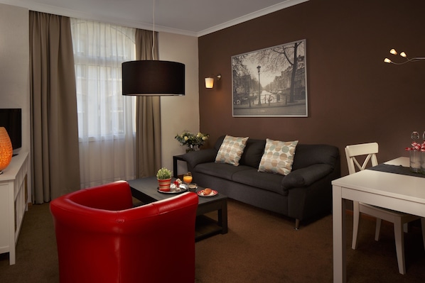 102-cm LCD TV with cable channels, TV - Appartementen Valkenburg (Valkenburg aan de Geul)