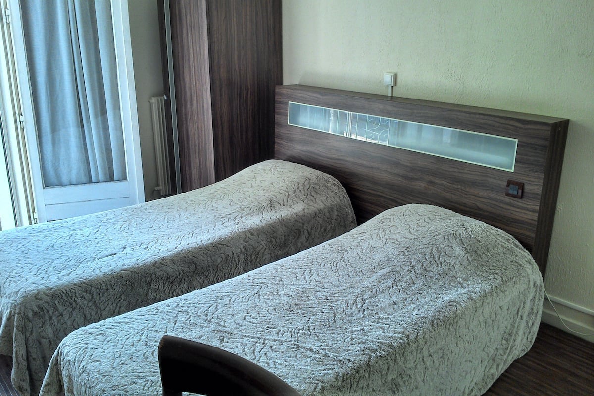 Twin kamer | Een bureau, gratis wifi