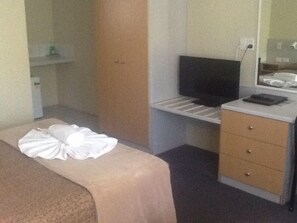 Desk, blackout curtains, free WiFi, wheelchair access - Ocean Parade Motel (Coffs Harbour)