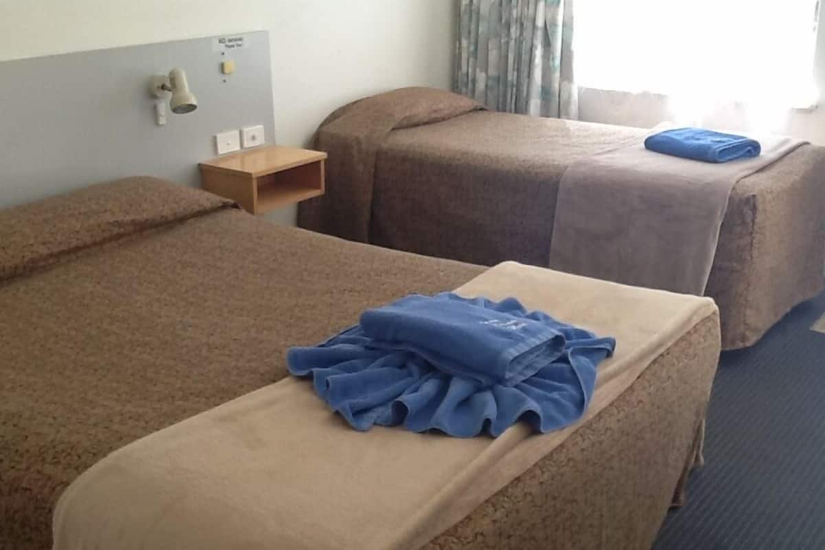 Standard Suite, 1 Bedroom, Non Smoking, Kitchenette (Twin Room) | Meja, langsir/tirai gelap terus, Wi-fi percuma, akses kerusi roda