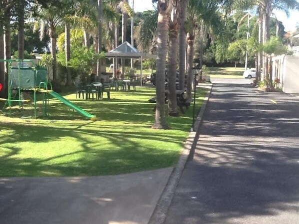 Children's play area - outdoor - Ocean Parade Motel (Coffs Harbour)
