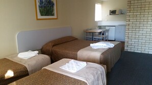 Habitación familiar, no fumadores, cocina básica | Escritorio, cortinas opacas, wifi gratis
