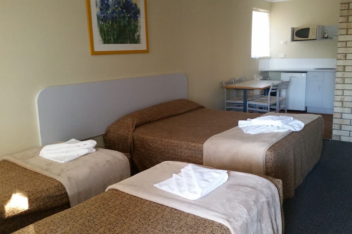 Chambre familiale, non-fumeur, cuisinette | Bureau, rideaux d’obscurcissement, accès au Wi-Fi (inclus)