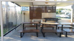 BBQ/picnic area - Ocean Parade Motel (Coffs Harbour)