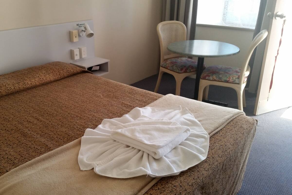 Suite Standard, 1 chambre, non-fumeur, cuisinette (Double Room) | Bureau, rideaux d’obscurcissement, accès au Wi-Fi (inclus)